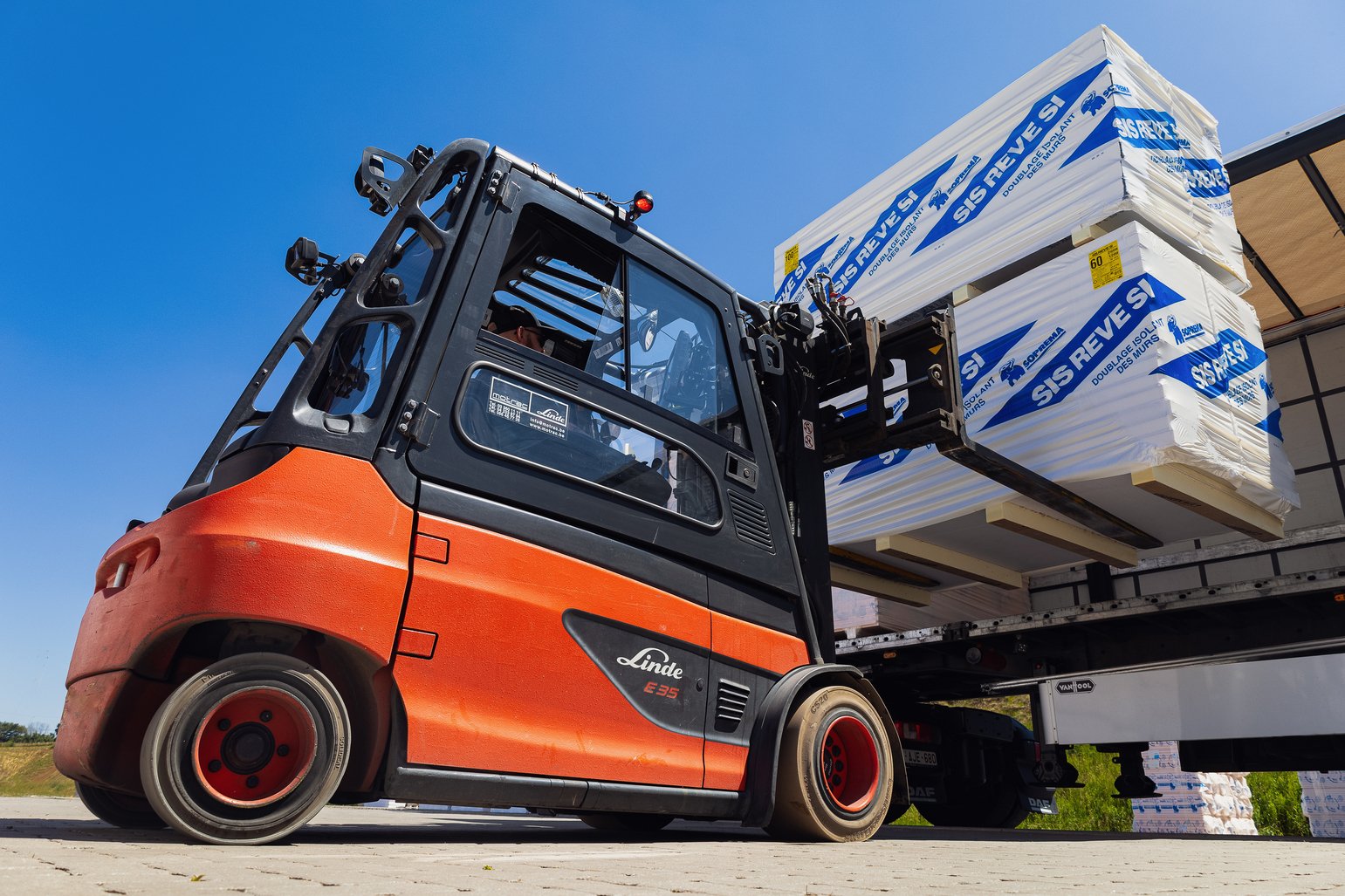 Kostenbesparingen in magazijnen met linde trucks en stellingen
